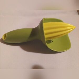 🧁 3/$30 Joseph Joseph Green and Yellow Catcher Citrus Reamer